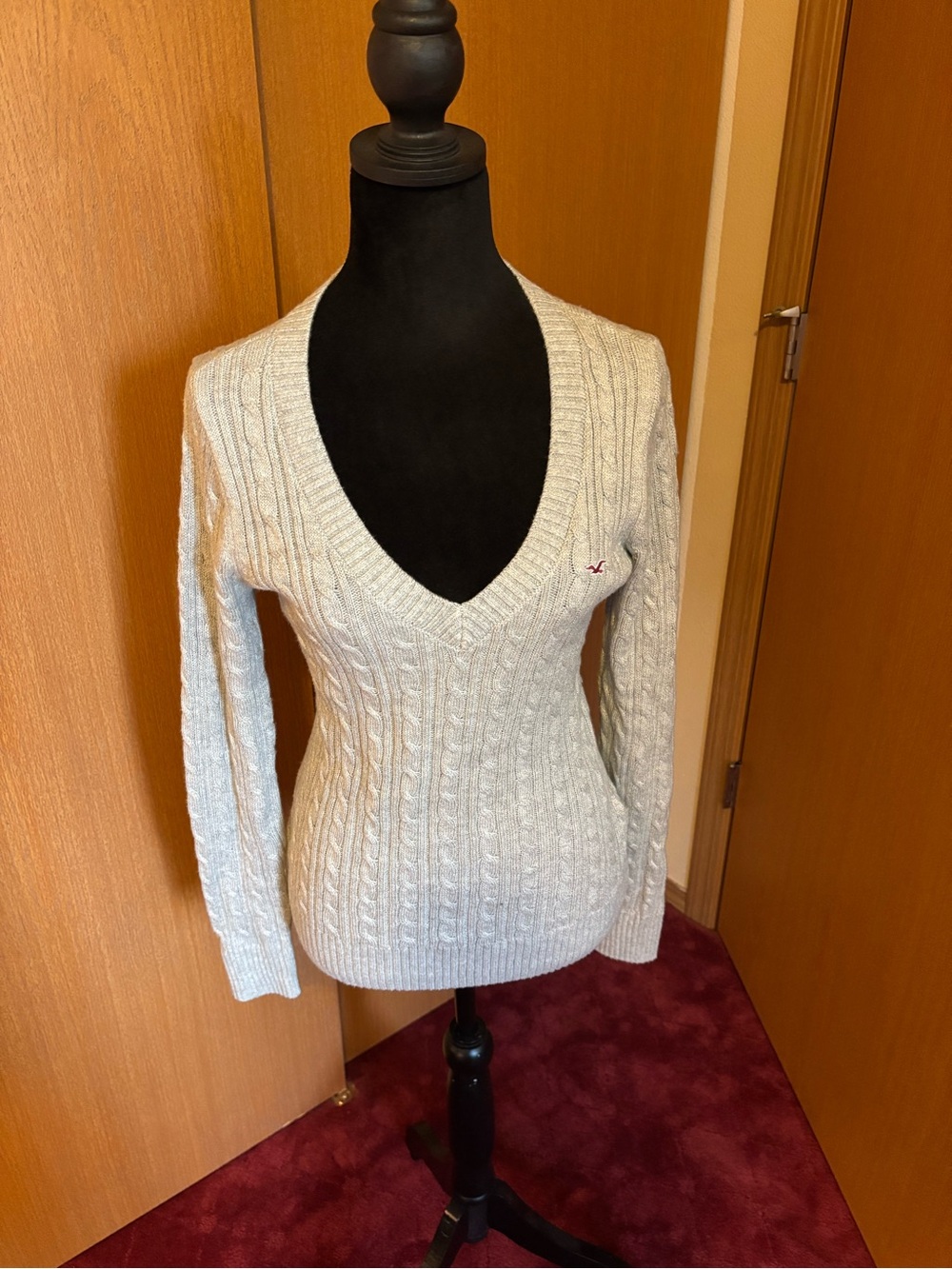 Hollister Women's Cream Cable-Knit V-Neck Sweater